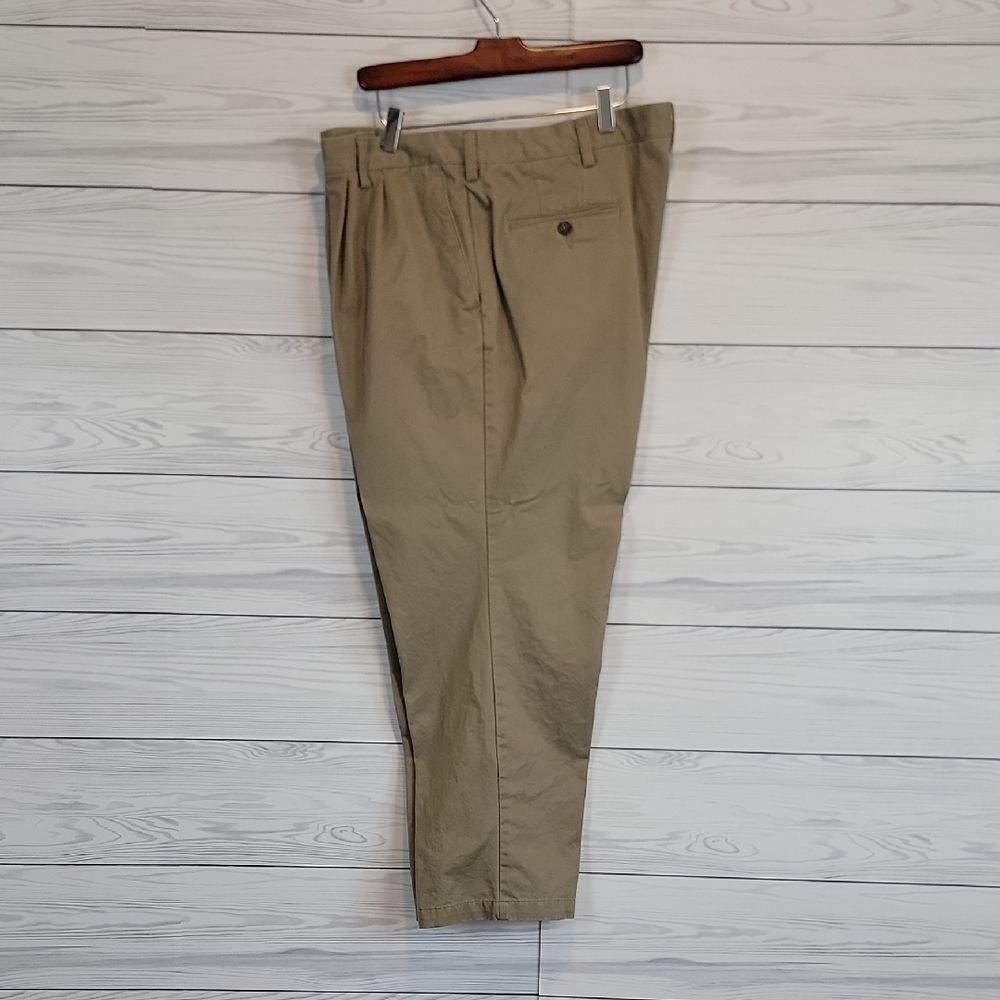 Dockers D4 Relaxed Fit Men's Khaki Chinos Pleated Front Size 42" X 30"